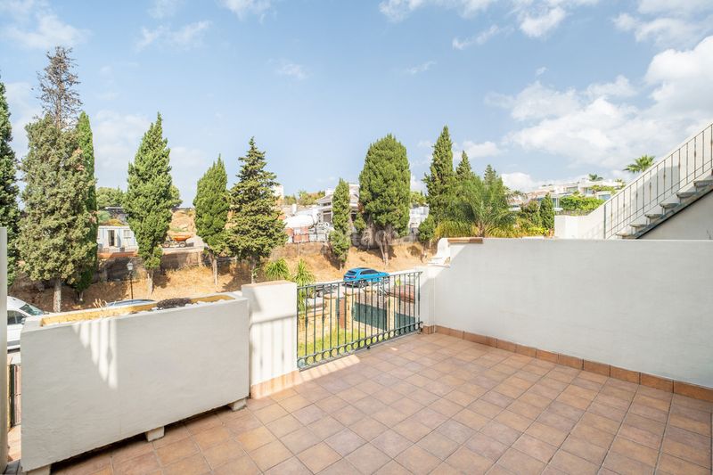 Foto c74bcbd0-3880-4521-bce7-6bf4b2db41e3. Casa adossada amb aparcament piscina a Nagüeles Alto Marbella