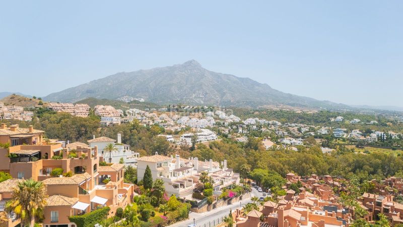 Foto 18919cde-3c7b-42b2-b4b0-83a9f29fc0d9. Piso en calle londres s/n nueva andalucía: tu hogar de ensueño en Marbella