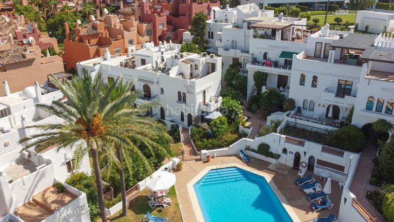Foto 280be7ef-34d6-425b-8dd6-909a0ca8b360. Casa pareada en urbanización la alzambra 11 tu vida soñada en Marbella