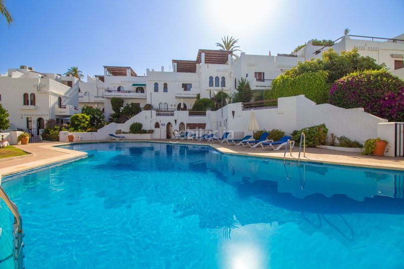 Foto af0a6b29-f979-48e3-82e9-b8efe1760ec0. Casa pareada en urbanización la alzambra 11 tu vida soñada en Marbella