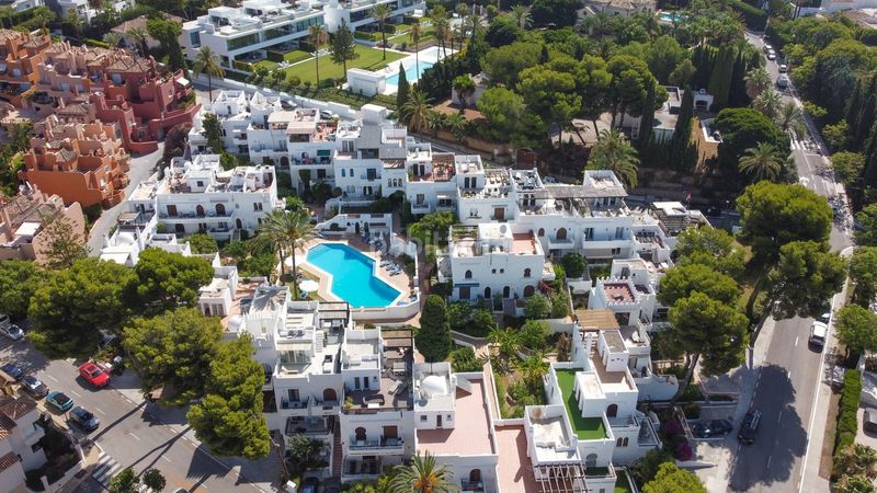 Foto b2e5da2a-c4f2-437f-967a-0bd59ef2412b. Casa pareada en urbanización la alzambra 11 tu vida soñada en Marbella