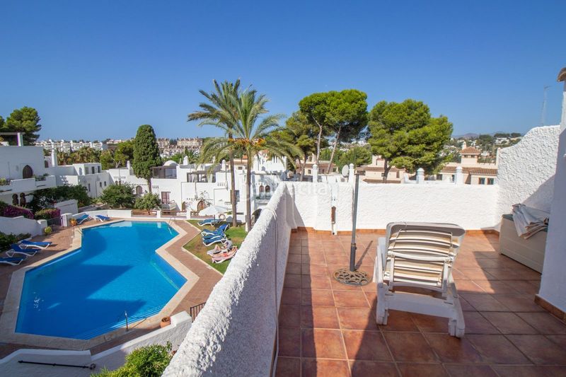 Foto c0f85c68-2fb5-4bc4-9f4c-63cf8a98b3da. Casa pareada en urbanización la alzambra 11 tu vida soñada en Marbella