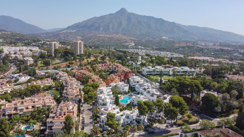 Foto c176a546-51db-431b-bd67-e75dd5120945. Casa pareada en urbanización la alzambra 11 tu vida soñada en Marbella