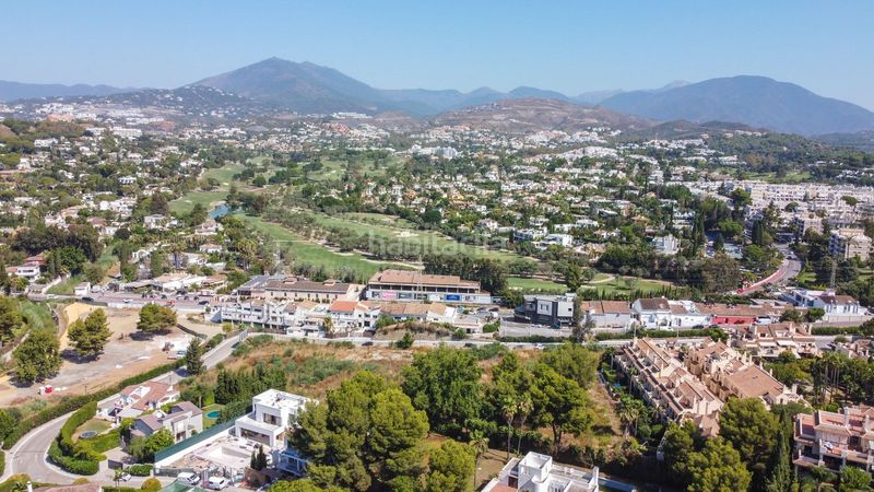 Foto cf933308-aa75-4502-b901-d952904f9027. Casa pareada en urbanización la alzambra 11 tu vida soñada en Marbella