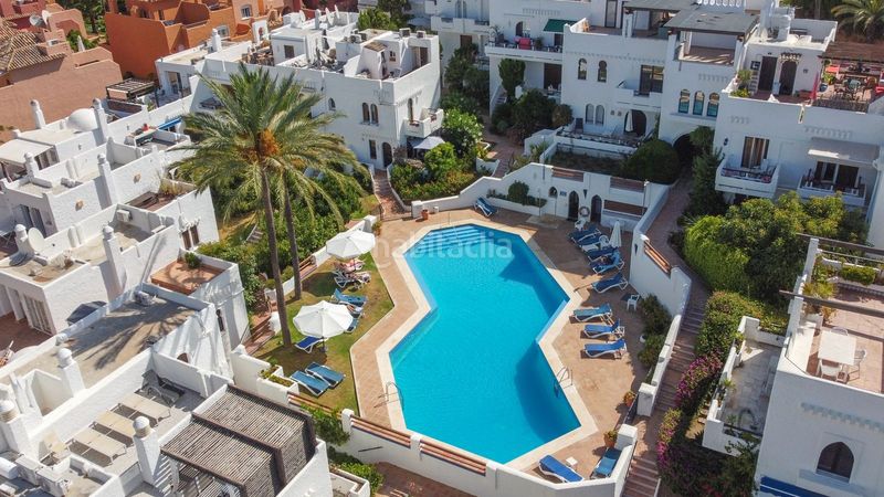 Foto e8f9c1de-c549-4aa8-94c4-54ecf9e3c6e6. Casa pareada en urbanización la alzambra 11 tu vida soñada en Marbella