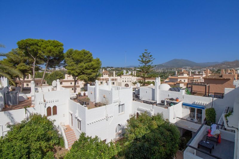 Foto fa2aaee9-d761-4971-bf91-e656e0cebca9. Casa pareada en urbanización la alzambra 11 tu vida soñada en Marbella