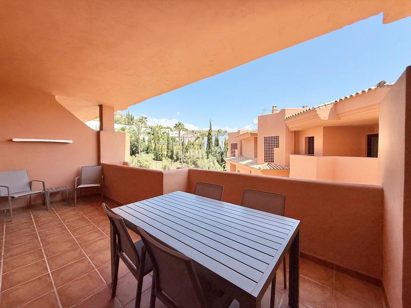 Foto 35b59b34-cc8e-4f4c-80f4-2408df219772. Piso en urbanización Los Flamingos 45 golf y lujo: un oasis reformado en Benahavís