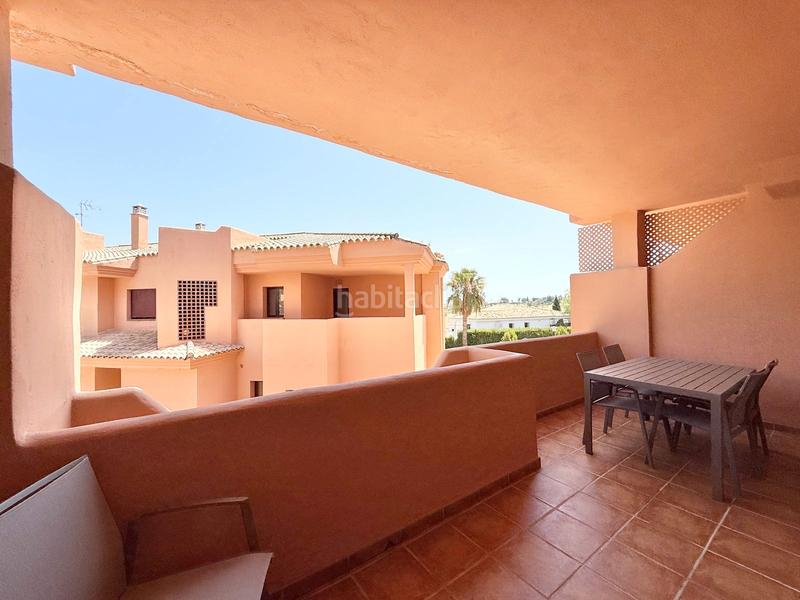 Foto 4d2fac00-ecaa-4073-9960-e6d9f2cb87bf. Piso en urbanización Los Flamingos 45 golf y lujo: un oasis reformado en Benahavís