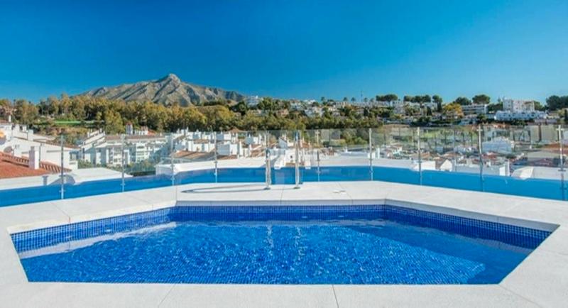Foto 5d0b6daa-38af-49a2-acc4-3f51f2ab26fc. Piso en avenida josé banús 32 tu lujo y comodidad en nueva andalucía en Marbella