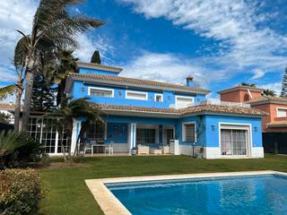 Xalet  Calle 4 a 12. Tu villa con pista de tenis en estepona