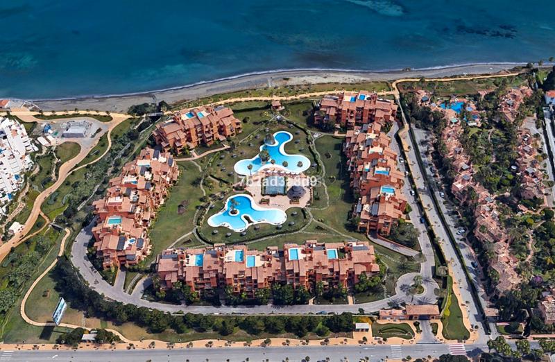 Foto 031f7557-a3f1-445e-9c8a-0410a87e7dc7. Piso en calle punta de la plata 22 frente al mar: tu paraíso con piscina privada en Estepona