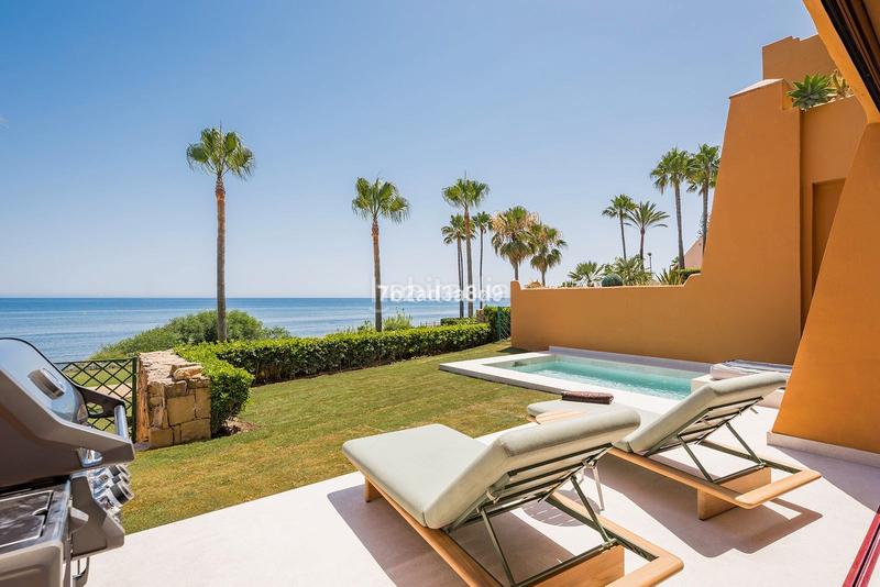 Foto 0fa9cd48-27ae-41a3-a538-05f86adc3026. Piso en calle punta de la plata 22 frente al mar: tu paraíso con piscina privada en Estepona