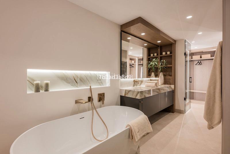 Foto 101e6786-9860-407a-b5bc-0a2b76ab0743. Piso en calle punta de la plata 22 frente al mar: tu paraíso con piscina privada en Estepona