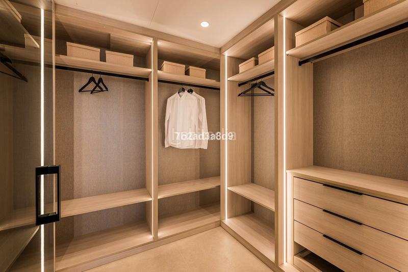Foto 17a25c41-c862-4c18-973a-905009a629ff. Piso en calle punta de la plata 22 frente al mar: tu paraíso con piscina privada en Estepona
