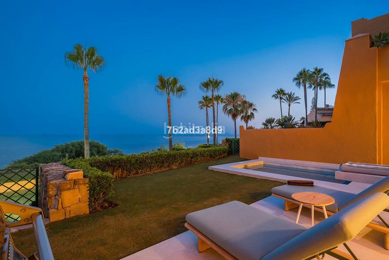 Foto 1a3789a3-89ba-4816-a033-c95a0372f9af. Piso en calle punta de la plata 22 frente al mar: tu paraíso con piscina privada en Estepona
