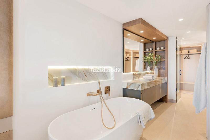 Foto 1d1204f1-0cc9-4532-a8b9-ee7710db57fd. Piso en calle punta de la plata 22 frente al mar: tu paraíso con piscina privada en Estepona