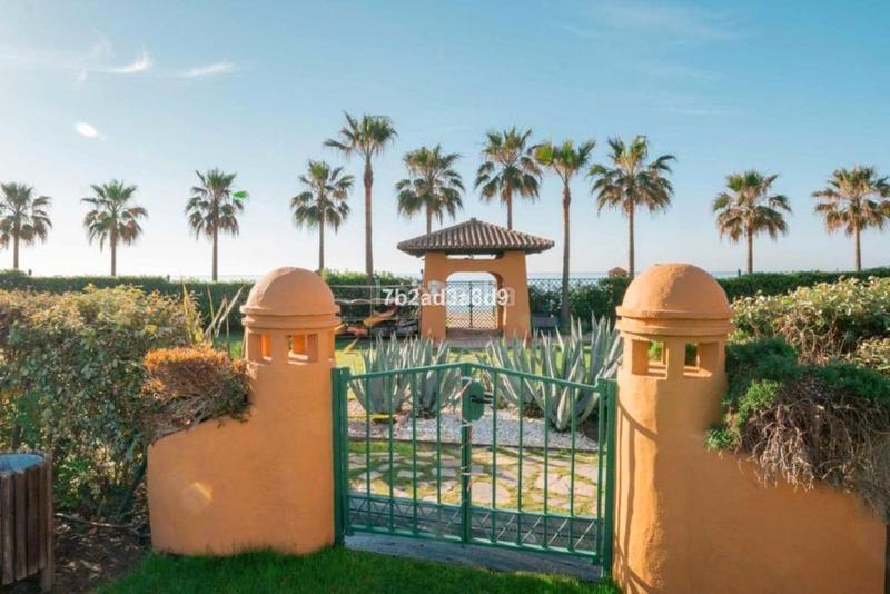 Foto 291570d6-90fb-4775-a996-d0bc53b800dd. Piso en calle punta de la plata 22 frente al mar: tu paraíso con piscina privada en Estepona