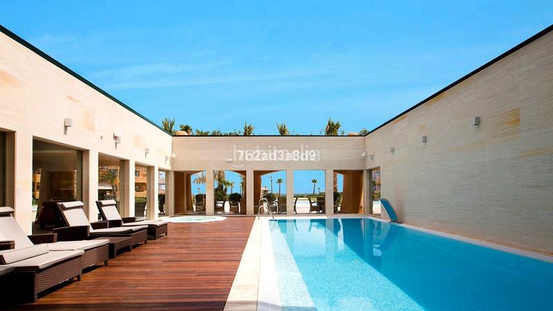 Foto 3ec816be-5c2d-43be-8db0-d7101871a191. Piso en calle punta de la plata 22 frente al mar: tu paraíso con piscina privada en Estepona