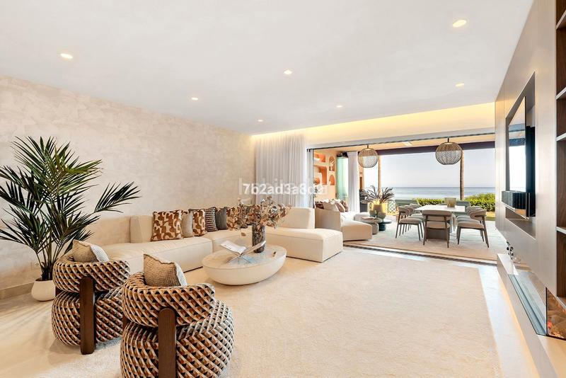 Foto 6f3f357c-1905-4e3f-8967-9231b106cde6. Piso en calle punta de la plata 22 frente al mar: tu paraíso con piscina privada en Estepona