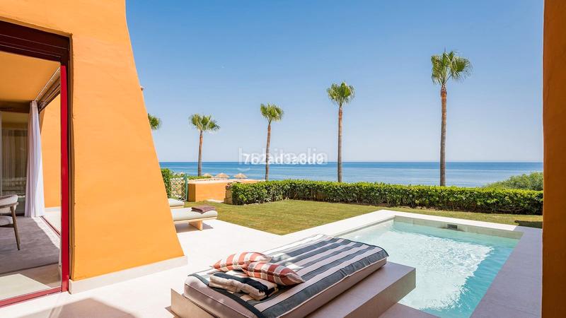 Foto 70a07d56-f36c-479c-a18f-20e8ef41f230. Piso en calle punta de la plata 22 frente al mar: tu paraíso con piscina privada en Estepona