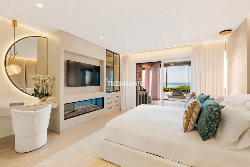 Foto 72ff9d22-16d4-4157-9192-7cef15c28d63. Piso en calle punta de la plata 22 frente al mar: tu paraíso con piscina privada en Estepona