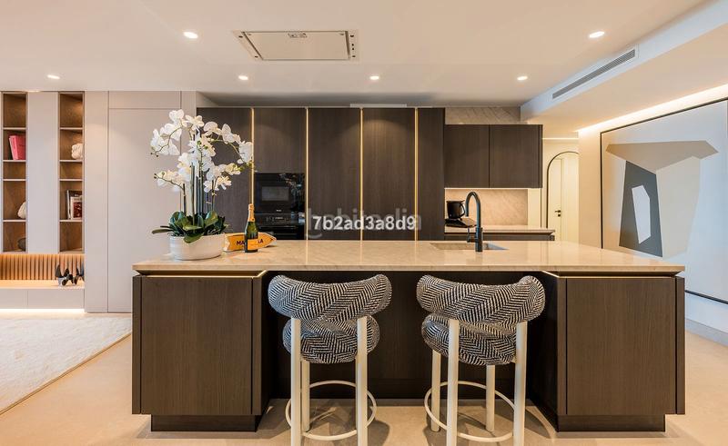 Foto c6a966ef-135c-474a-80aa-e2ecae142105. Piso en calle punta de la plata 22 frente al mar: tu paraíso con piscina privada en Estepona