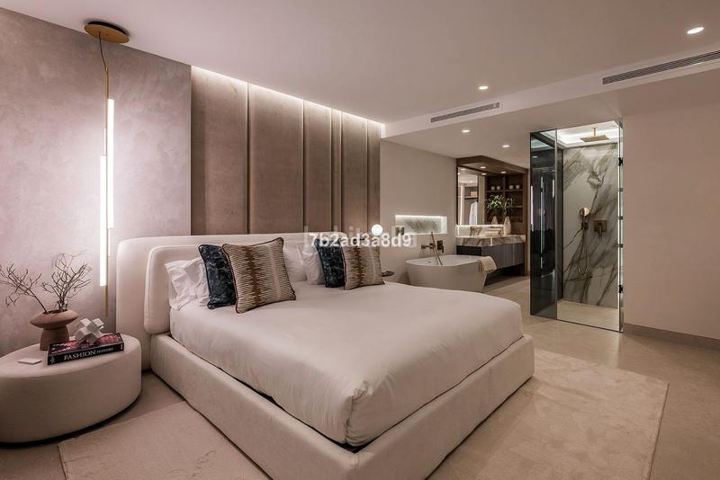 Foto ce8f205d-9670-4796-aae6-5979f6955829. Piso en calle punta de la plata 22 frente al mar: tu paraíso con piscina privada en Estepona