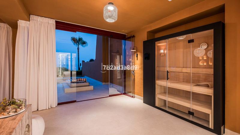 Foto daebd6cb-5bee-4d87-a20b-e7477e2b4e69. Piso en calle punta de la plata 22 frente al mar: tu paraíso con piscina privada en Estepona