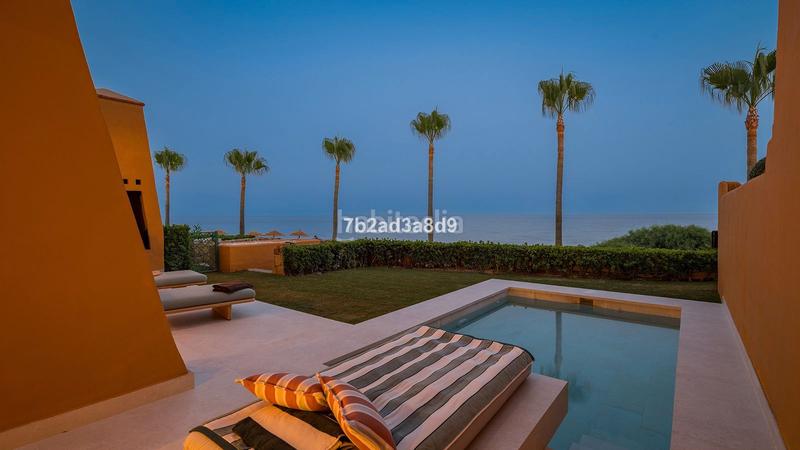 Foto e1416932-d7dc-45f0-841c-29edb1480b0d. Piso en calle punta de la plata 22 frente al mar: tu paraíso con piscina privada en Estepona