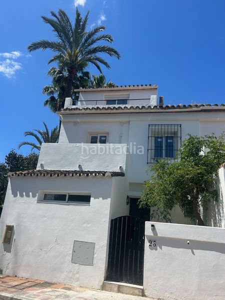 Foto b50db821-b343-4765-a3ed-5e75eb6887f0. Casa adossada a avenida de julio iglesias 13 a Puerto Banús Marbella
