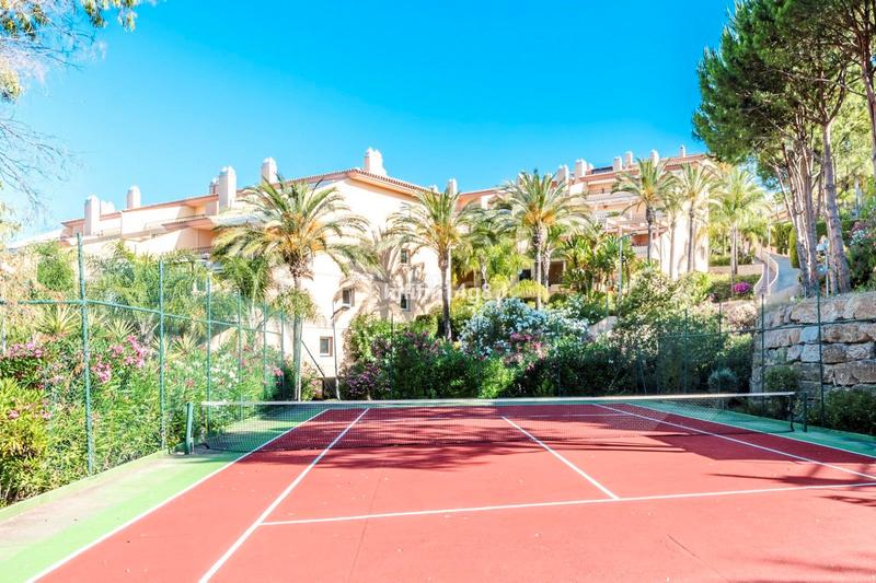 Foto 7390c012-a86b-44e8-b06c-158949213a98. Piso albatross hill: tu refugio de lujo en el valle del golf en Marbella