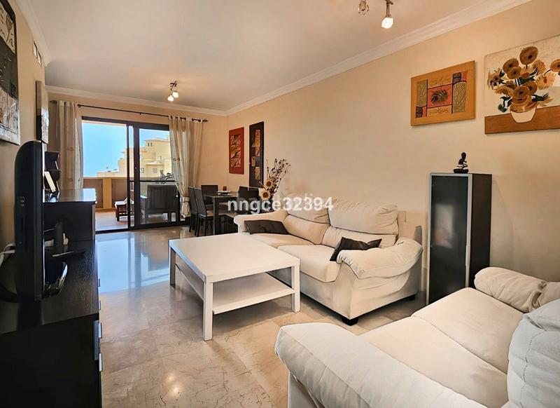 Foto 4a67a4e5-e0a9-42ae-ad92-379ab25ab03b. Piso en calle adolfo suárez de figueroa 12 la resina: vistas que enamoran en Estepona