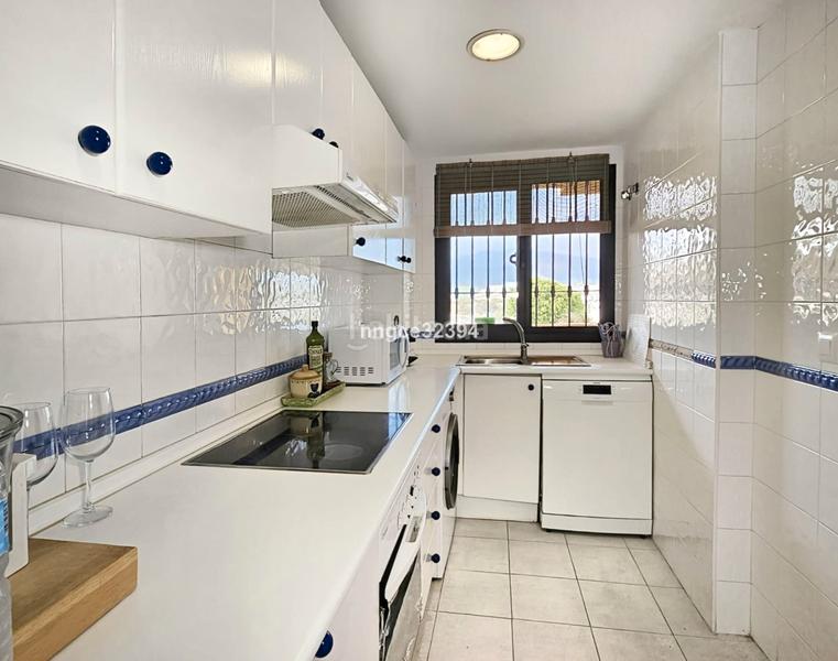 Foto 81a74fe2-12b5-4172-b567-d26ce9fc5bbe. Piso en calle adolfo suárez de figueroa 12 la resina: vistas que enamoran en Estepona