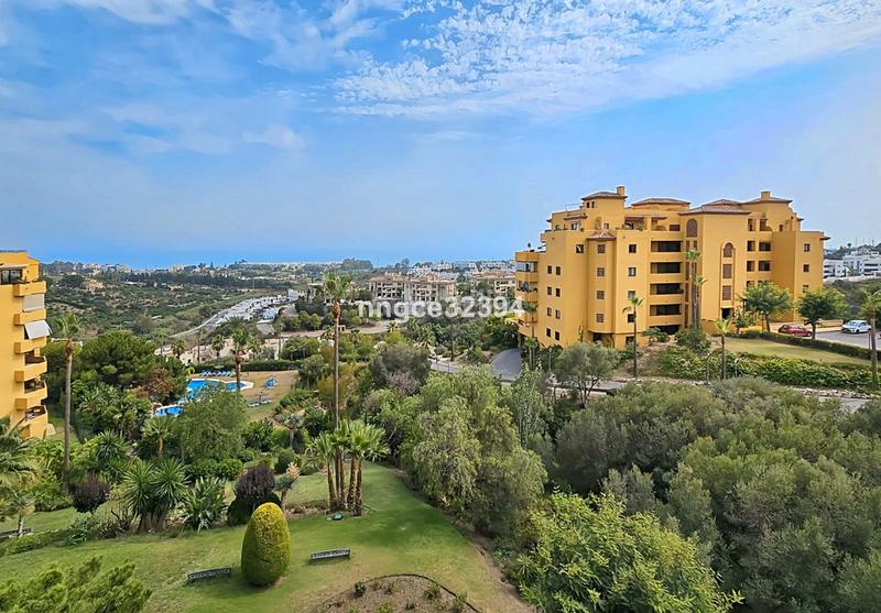 Foto 9050b6df-d598-4a88-b43e-a5cd770a8b0e. Piso en calle adolfo suárez de figueroa 12 la resina: vistas que enamoran en Estepona