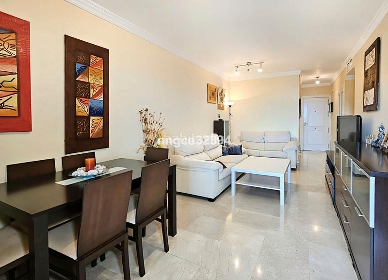 Foto bbce2edb-3fc4-4492-8208-27cdee63c912. Piso en calle adolfo suárez de figueroa 12 la resina: vistas que enamoran en Estepona