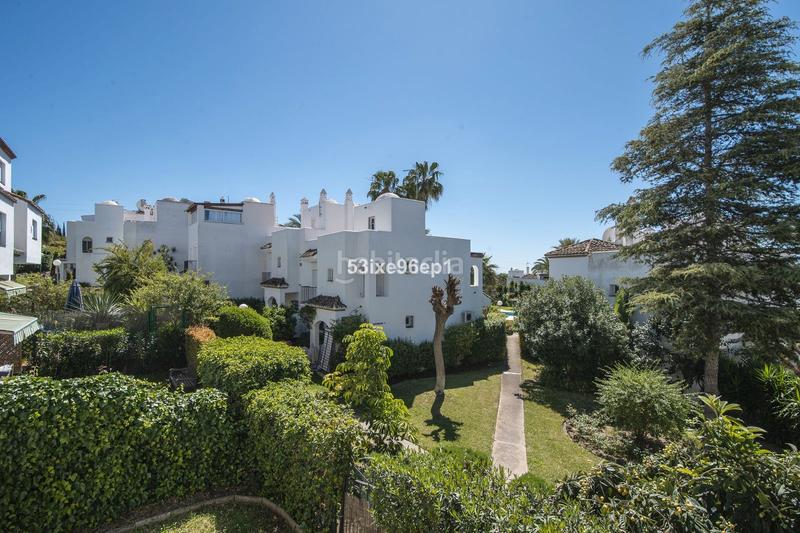 Foto 1cc9985b-99ca-432d-8c6f-a90b4fb31eca. Casa pareada en carretera de cádiz km 159 el padrón: tu paraíso familiar en Estepona