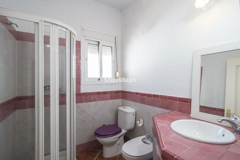Foto 579e5bc0-1c4a-4e2c-9a6f-c377675a3e78. Casa pareada en carretera de cádiz km 159 el padrón: tu paraíso familiar en Estepona