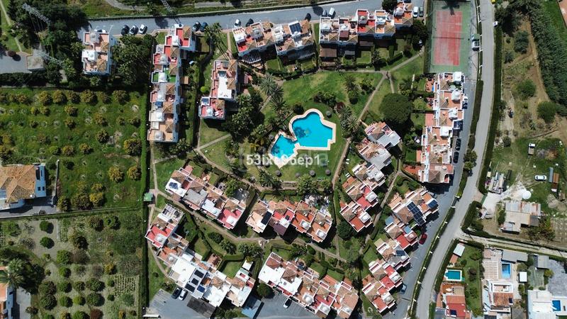 Foto 8a581fa8-d95c-42f0-aa29-8f0853349253. Casa pareada en carretera de cádiz km 159 el padrón: tu paraíso familiar en Estepona