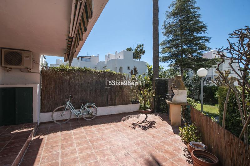 Foto 90c3c8df-d04c-4e12-9ce0-94fe8731ea26. Casa pareada en carretera de cádiz km 159 el padrón: tu paraíso familiar en Estepona