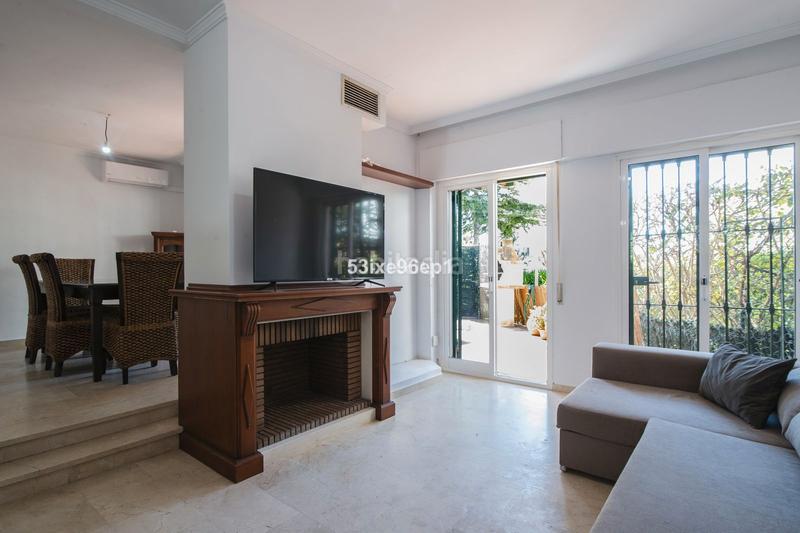 Foto c7ae2f46-9eda-405f-88f3-ecdac7e02b35. Casa pareada en carretera de cádiz km 159 el padrón: tu paraíso familiar en Estepona