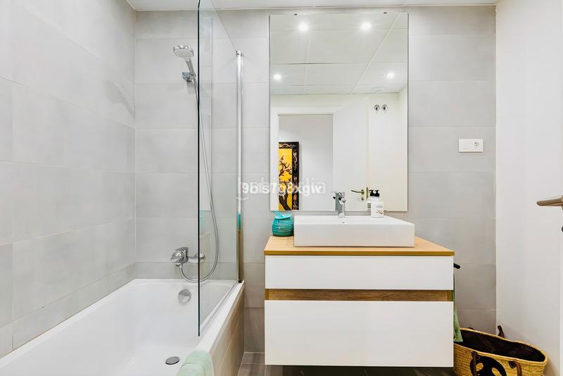 Foto 49ad4ddc-6a6a-43cd-b019-28089e33d663. Piso en calle Parque Central 5 lujo moderno en la nueva milla de oro en Estepona