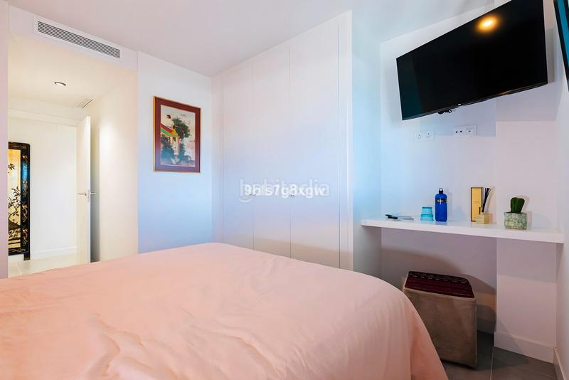 Foto a0f305b4-304a-45e1-83d2-559792ee6566. Piso en calle Parque Central 5 lujo moderno en la nueva milla de oro en Estepona