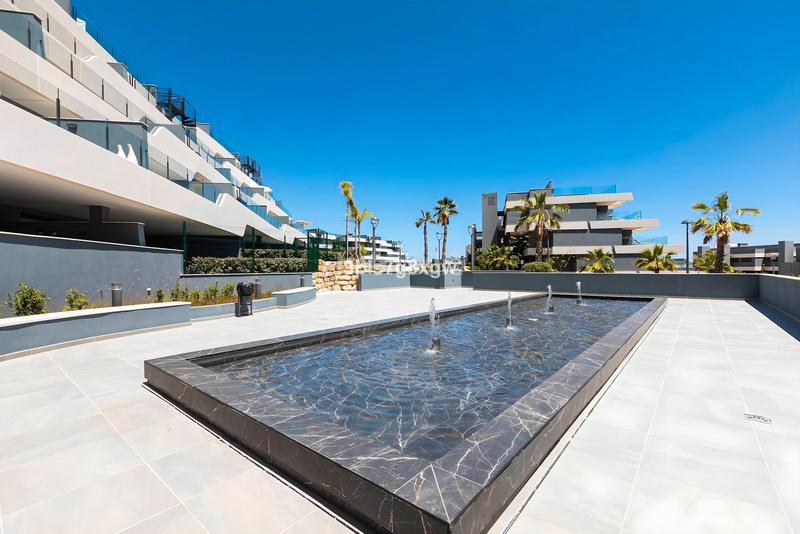 Foto ee40b5e8-792f-45c9-9809-607d7ec6be8c. Piso en calle Parque Central 5 lujo moderno en la nueva milla de oro en Estepona