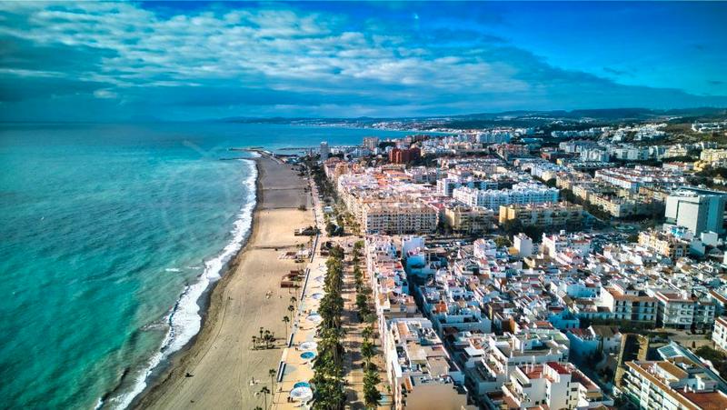 Foto ced40151-9887-44a2-94b7-926cbb737863. Alquiler estudio vive la vida costera en este estudio reformado en cancelada en Estepona