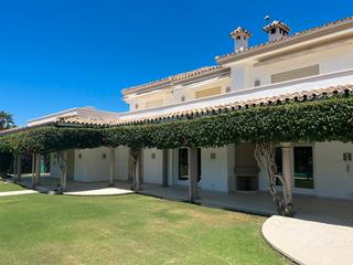 Chalet à El Velerín. Una inversión de oro en la costa del sol: villa a pie de playa c