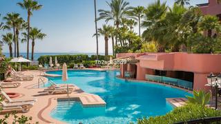 Pis a Guadalmansa. Exclusivo apartamento en menara beach: lujo renovado frente al m