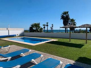 Chalet en Parque Central. Vive el sueño mediterráneo: tu hogar frente al mar en estepona