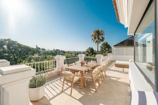 Xalet a Calle los granados 18. Elegancia atemporal en el corazón del golf: tu villa de ensueño