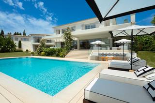 Xalet a Puerto Banús. Lujo y exclusividad en primera línea de golf: una residencia de