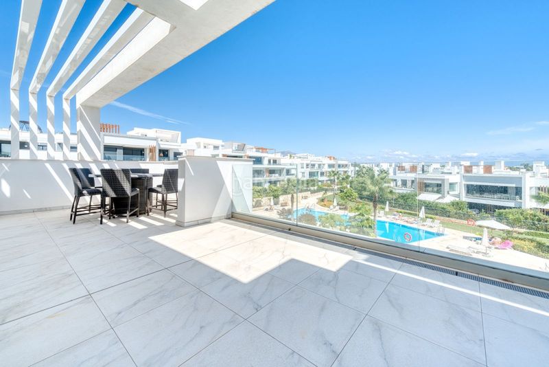 Foto 70afe9f8-d4d9-4d22-870c-432c73f0341b. Alquiler ático en n/a vida de lujo : ático con 198 m² de terrazas y vistas panorámicas en Estepona